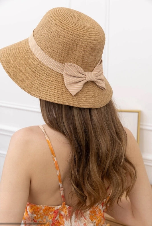 Chapeau de paille avec nœud papillon rayé