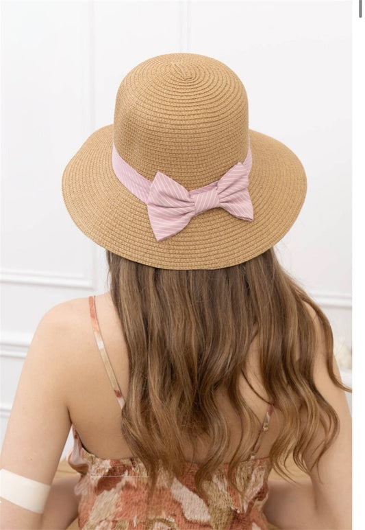 Chapeau de paille avec nœud papillon rayé