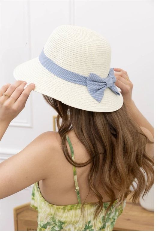 Chapeau de paille avec nœud papillon